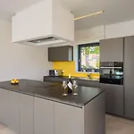 Vila Luxury Nada With Pool In Tinjan *