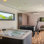 Vila Luxury Nada With Pool In Tinjan Kringa