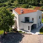Luxury Nada With Pool In Tinjan *