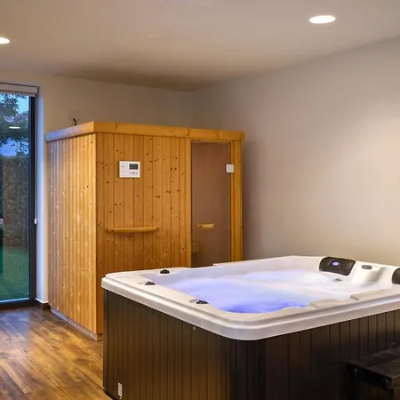 Luxury Nada With Pool In Tinjan Kringa