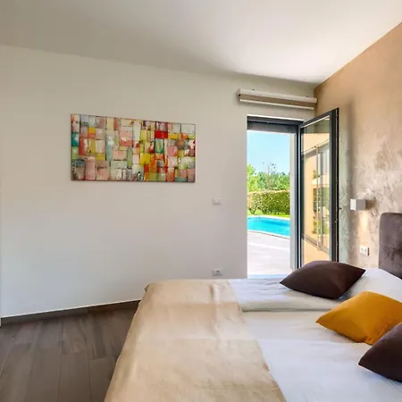 Luxury Nada With Pool In Tinjan