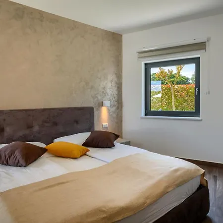 Villa Luxury Nada With Pool In Tinjan *