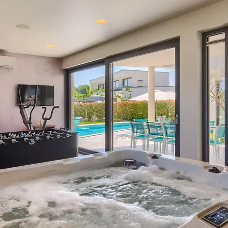 Luxury Nada With Pool In Tinjan Vila *