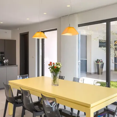 Vila Luxury Nada With Pool In Tinjan