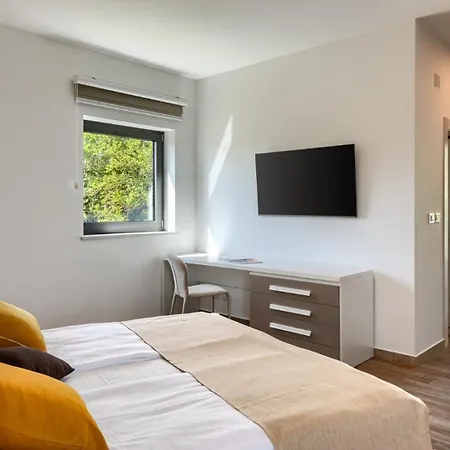 Luxury Nada With Pool In Tinjan 빌라 *