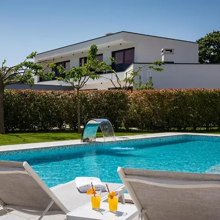 빌라 Luxury Nada With Pool In Tinjan