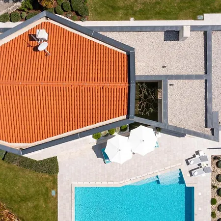 Luxury Nada With Pool In Tinjan *