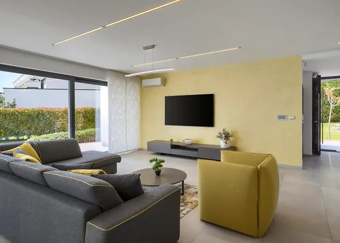 Luxury Nada With Pool In Tinjan