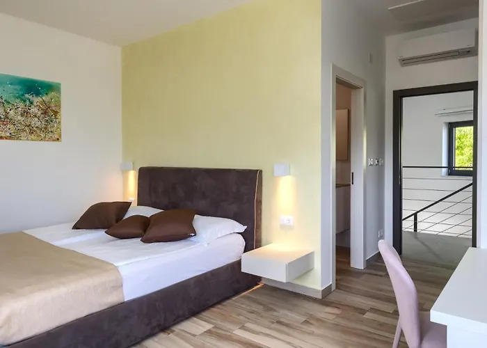 Luxury Nada With Pool In Tinjan Vila