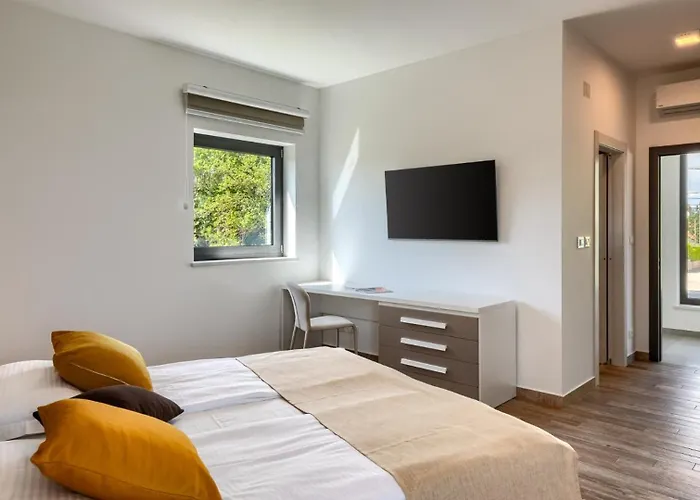 Luxury Nada With Pool In Tinjan Vila *