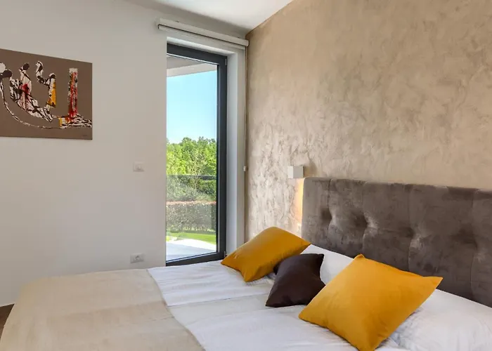 Luxury Nada With Pool In Tinjan Vila