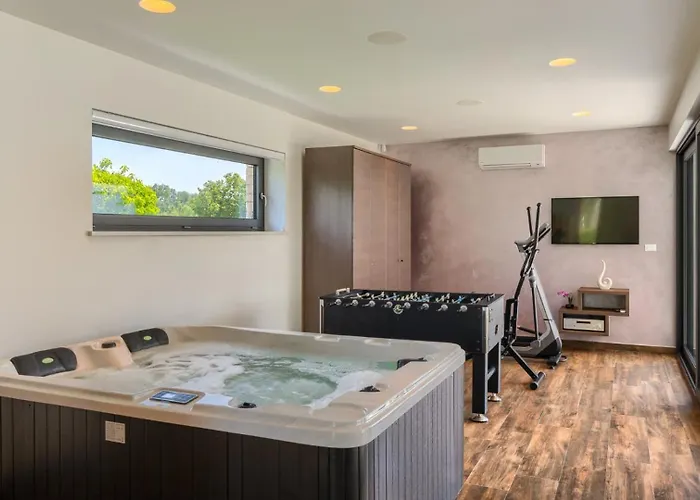 Vila Luxury Nada With Pool In Tinjan Kringa