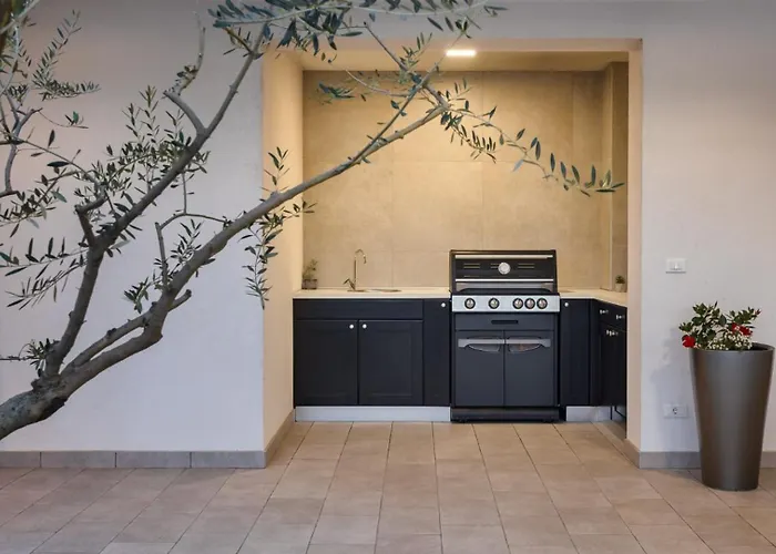 Luxury Nada With Pool In Tinjan Kringa