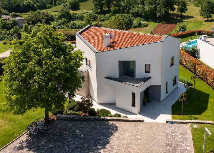 Luxury Nada With Pool In Tinjan *