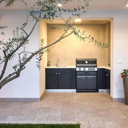 Villa Luxury Nada With Pool In Tinjan *