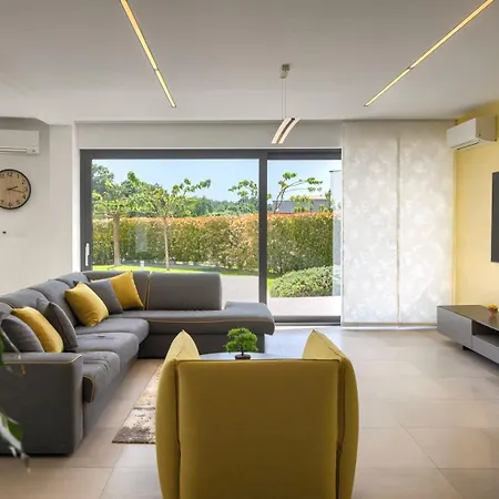 Villa Luxury Nada With Pool In Tinjan *