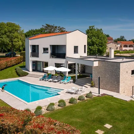 Luxury Nada With Pool In Tinjan