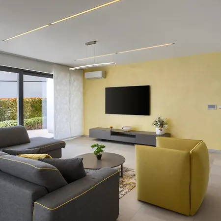 Luxury Nada With Pool In Tinjan