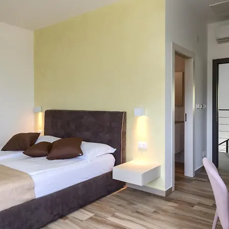Luxury Nada With Pool In Tinjan וילה