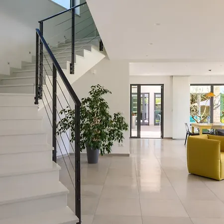 Villa Luxury Nada With Pool In Tinjan *