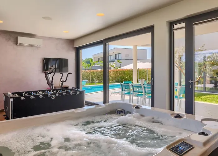 Luxury Nada With Pool In Tinjan Vila *