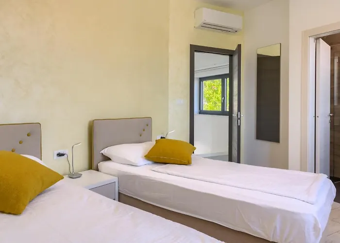 Luxury Nada With Pool In Tinjan Vila