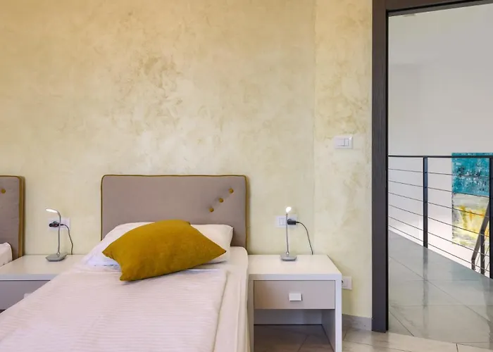 Luxury Nada With Pool In Tinjan Vila *