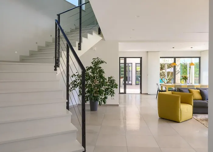 Vila Luxury Nada With Pool In Tinjan *