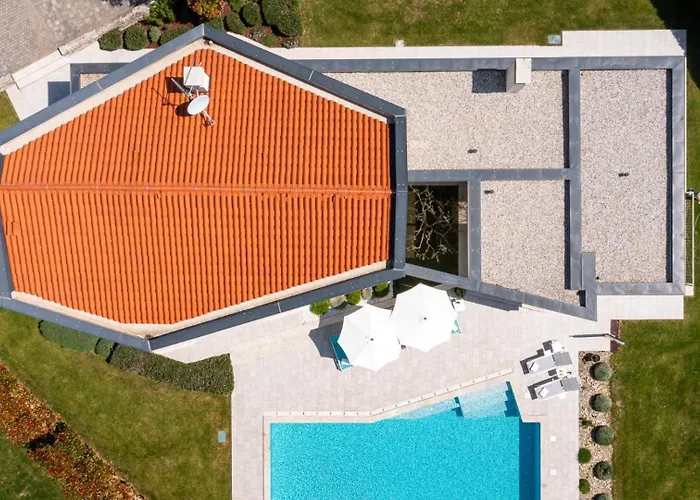 Luxury Nada With Pool In Tinjan *